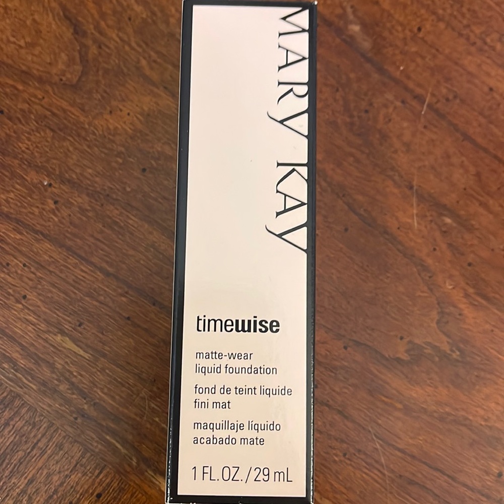 Mary Kay matte wear liquid foundation. Ivory 3. For combination to oily skin.